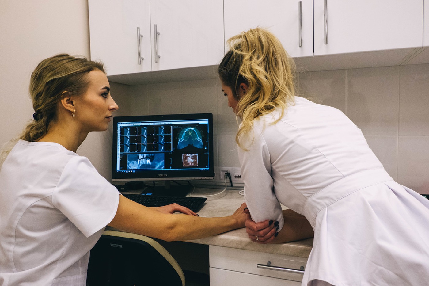 Врачи Ace Clinic смотрят компьютерную томографию